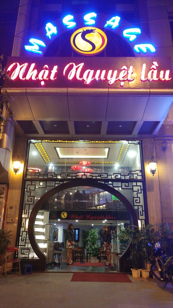 Nhật Nguyệt Lầu là địa chỉ quen thuộc của anh em muốn massage hà nội tiết kiệm, nhanh gọn, kín đáo.