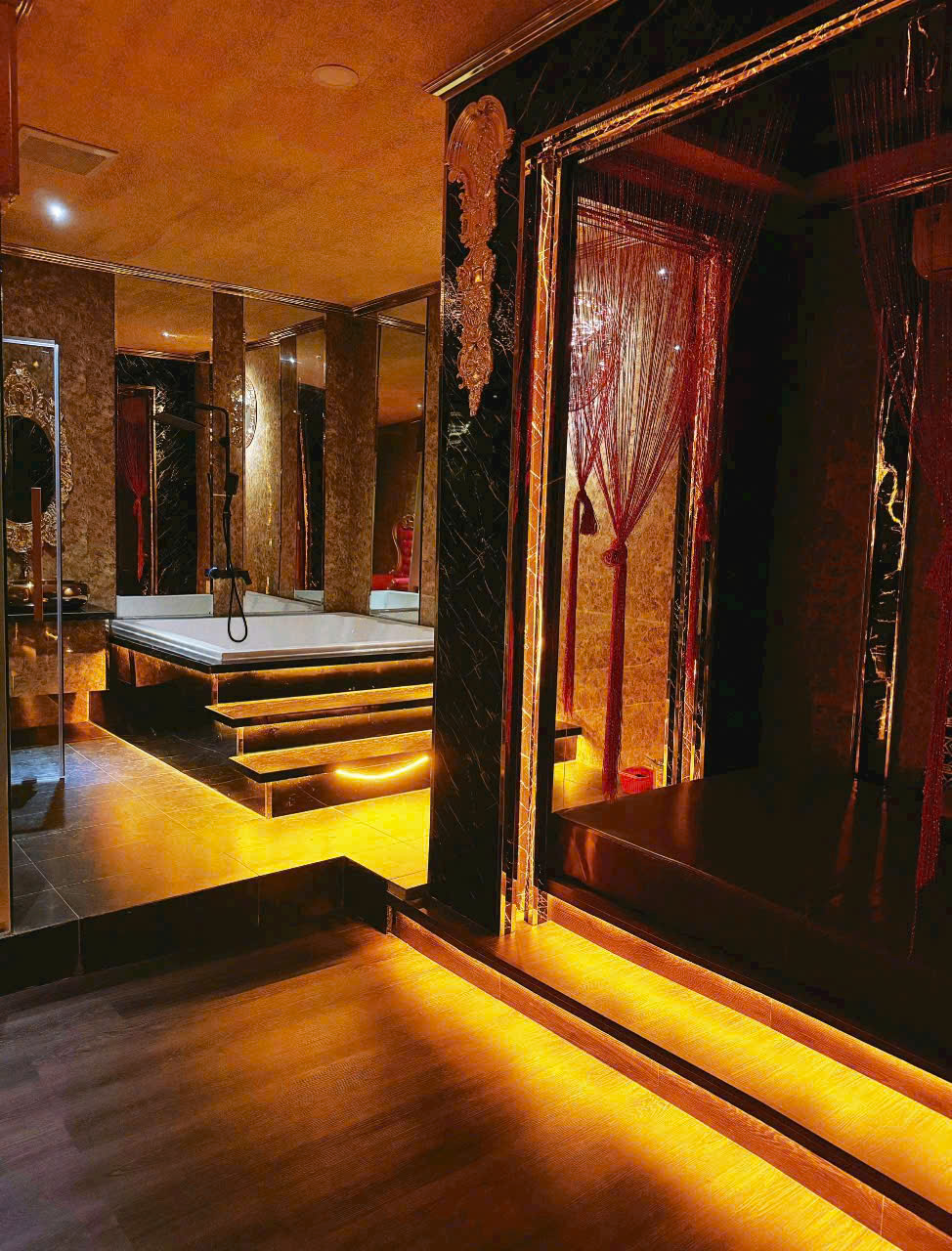 Massage Dubai Phúc An Khang – toạ lạc tại Lầu 6, số 01 Phạm Viết Chánh, quận 1 – là một trong những chi nhánh được đầu tư mạnh nhất của hệ thống Dubai Luxury.