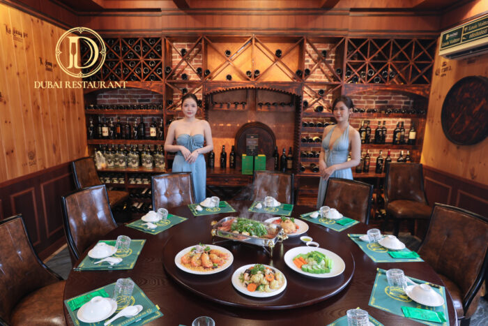 Trải nghiệm tại Dubai Restaurant được chăm chút tinh tế từng khoảnh khắc. Đội ngũ phục vụ trẻ trung, duyên dáng và chu đáo.